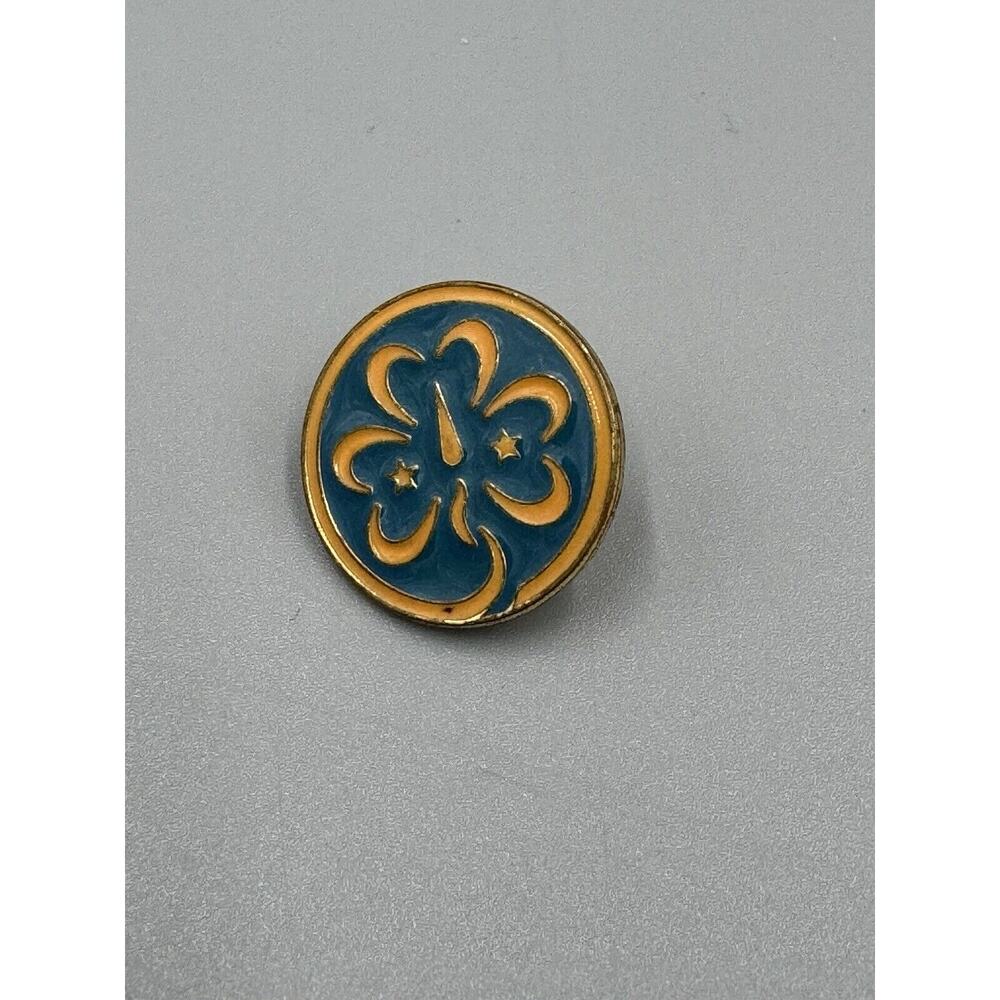 Vintage‎ Girl Scouts Yellow Trefoil Round Circle Lapel Pin
